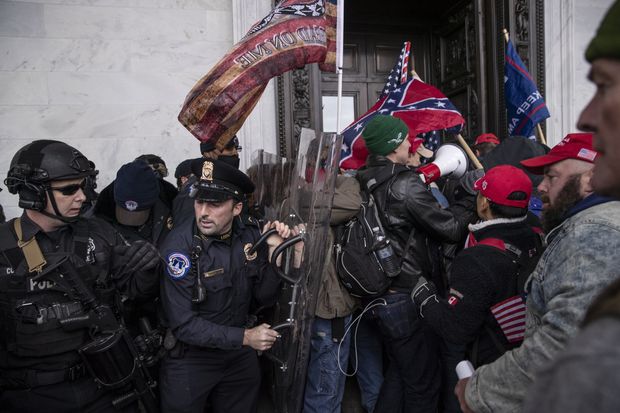 According to all “color revolution” and "Maidan-style" scenario, during the march in Washington, a group of crisis-actors and clowns was ushered by the feds, the police and the security forces into the U.S. Capitol. Some cops even took selfies with the actors. 3/