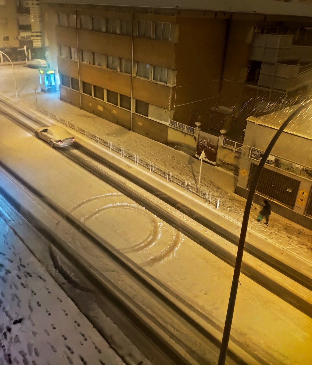 DaniClementeC's tweet photo. El @AytoAlcalaH aprovechando la nevada para proyectar otra rotonda. Esto ya no tiene nombre. 🙄😂😂 https://t.co/EKRTNZYF1v