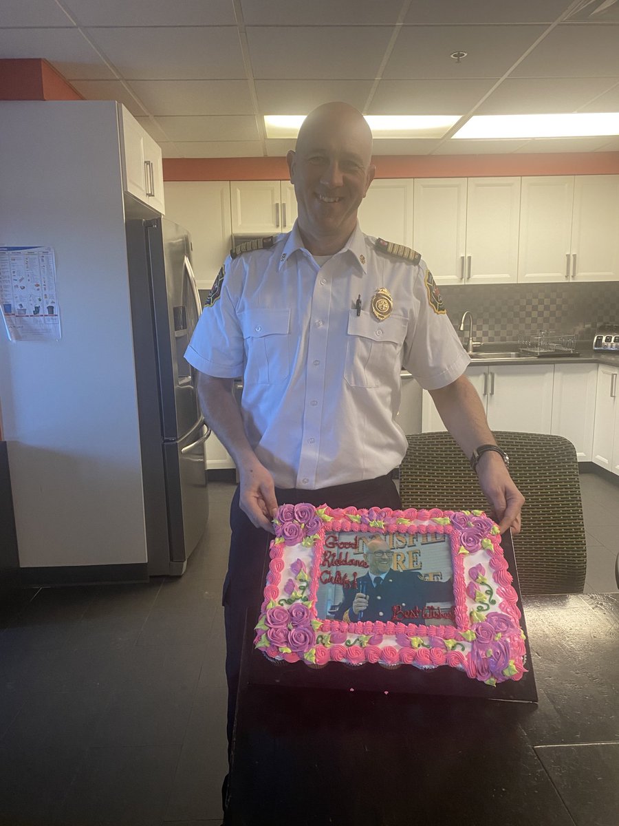 Innisfil_FIRE's tweet photo. A sad day today as ⁦@Innisfil_FIRE⁩ says goodbye to ⁦@ChiefRaeburn⁩ Very difficult in these times to properly say thank you to such an admired and respected leader. We promise to have you back later when crowds can gather to properly say goodbye! Best wishes Chief! https://t.co/17uvTIB5uv