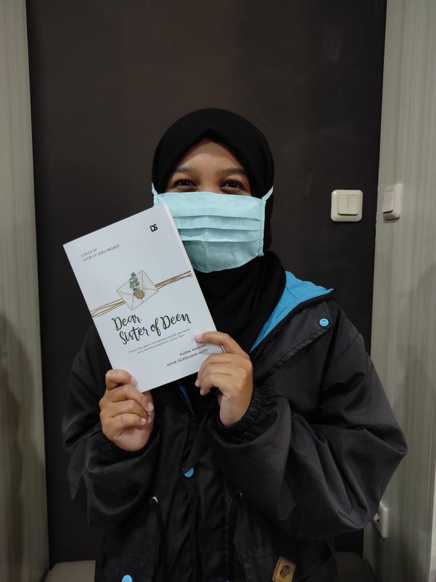 una_ha2's tweet photo. Ga bisa nyembunyiin excitednya aku waktu pertama kali liat dummy buku Dear, Sister of Deen. Huhu gemes banget, langsung jatuh cinta! 😭❤ https://t.co/WJPY0OZIxe