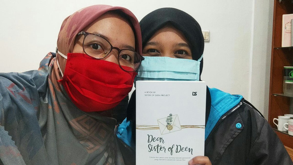 una_ha2's tweet photo. Ga bisa nyembunyiin excitednya aku waktu pertama kali liat dummy buku Dear, Sister of Deen. Huhu gemes banget, langsung jatuh cinta! 😭❤ https://t.co/WJPY0OZIxe