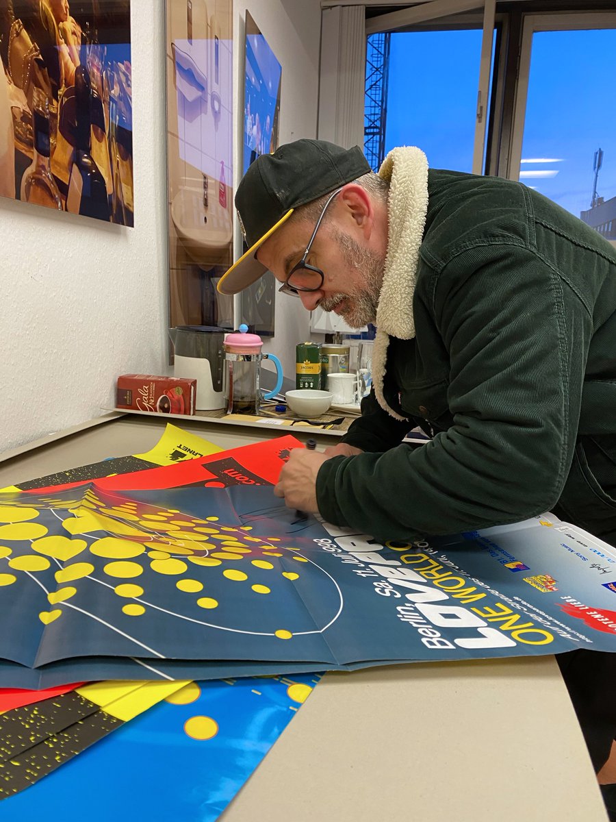 ravetheplanet's tweet photo. #Soon: 𝙊𝙍𝙄𝙂𝙄𝙉𝘼𝙇 𝙇𝙊𝙑𝙀𝙋𝘼𝙍𝘼𝘿𝙀 𝙋𝙊𝙎𝙏𝙀𝙍𝙎 w/ autographs of @Westbam &amp; @Dr_Motte!!!

Out of Dr. Motte's personal archive, they'll be auctioned on #ebay! All proceeds are for our non-profit aims.✨

❤️ Sign up &amp; don't miss it: https://t.co/YOwUqXUoEc

#loveparade https://t.co/xRW5qHVhBs