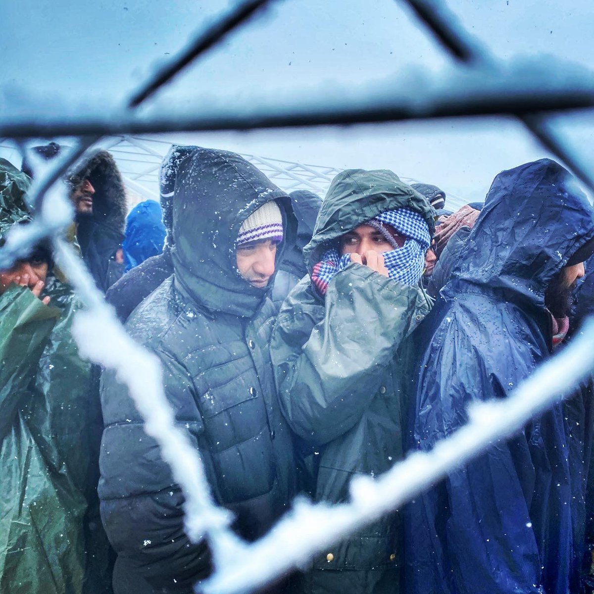 AneIrazabal's tweet photo. Mientras, en la frontera entre Bosnia y Croacia, miles de solicitantes de asilo se enfrentan al temporal de frío y nieve SIN REFUGIO. https://t.co/VZorbytnes