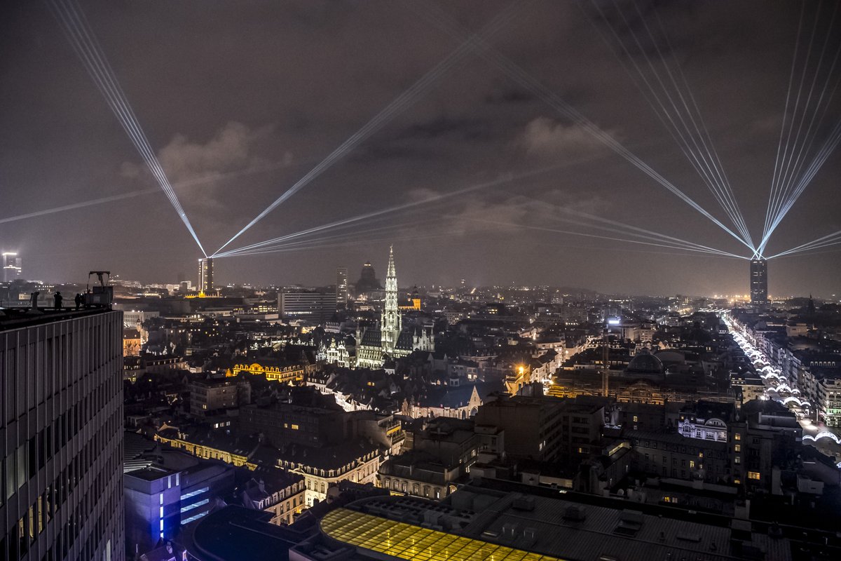 Pensioendienst's tweet photo. We wensen iedereen een gelukkig nieuwjaar.
Om 2021 in te luiden, organiseerde @StadBrussel een lasershow vanaf het dak van onze thuisbasis, de Zuidertoren! Bekijk snel enkele foto’s van @EDanhier ! De volledige show op https://t.co/LAeH1cClHl https://t.co/szmCIL2ajA