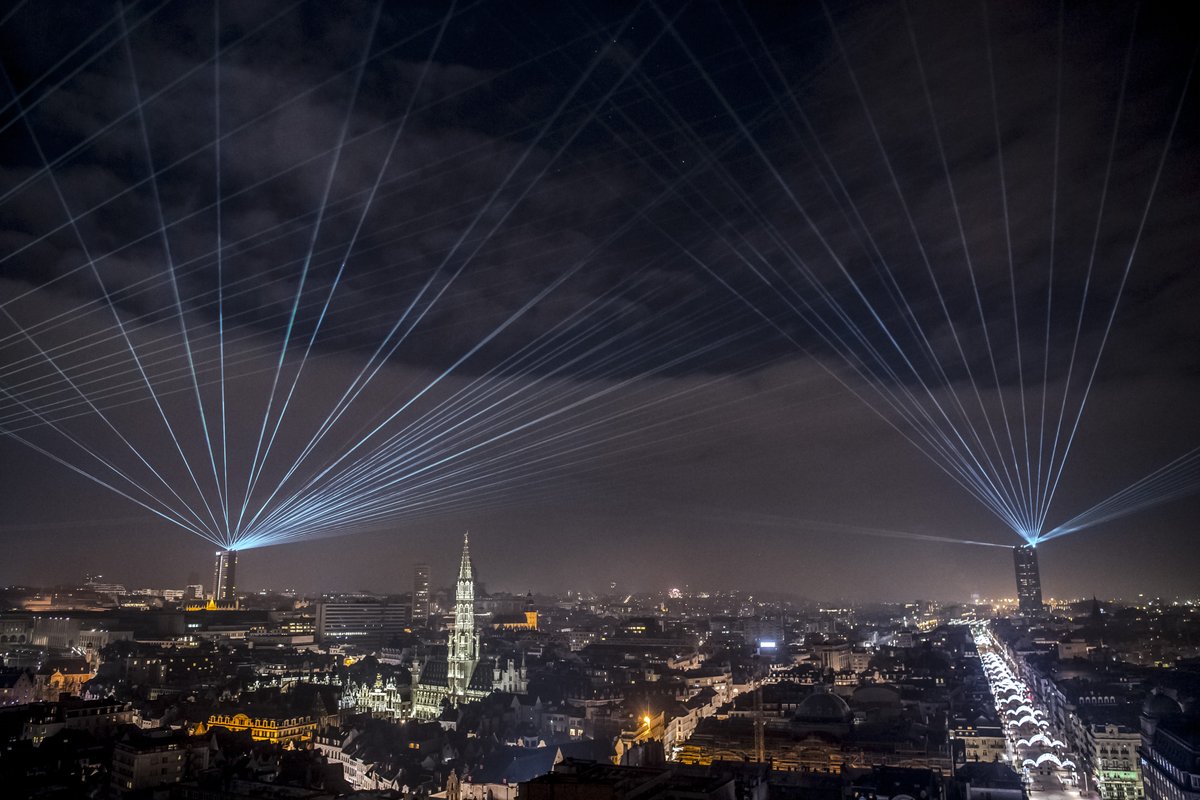 Pensioendienst's tweet photo. We wensen iedereen een gelukkig nieuwjaar.
Om 2021 in te luiden, organiseerde @StadBrussel een lasershow vanaf het dak van onze thuisbasis, de Zuidertoren! Bekijk snel enkele foto’s van @EDanhier ! De volledige show op https://t.co/LAeH1cClHl https://t.co/szmCIL2ajA