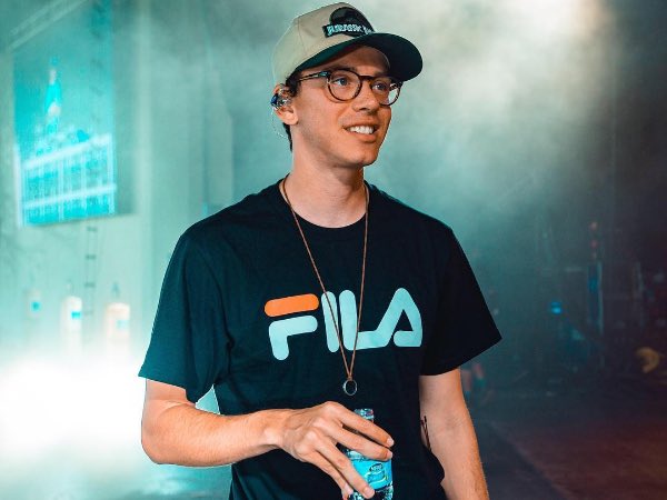 versatility:in 2016, Logic proved to the world that he’s not just here to be a lyrical miracle, he also wants to have fun in the summer like everyone else. this mixtape has BANGERS. flexicution is one of my most streamed songs of all time. a very smart change of pace.
