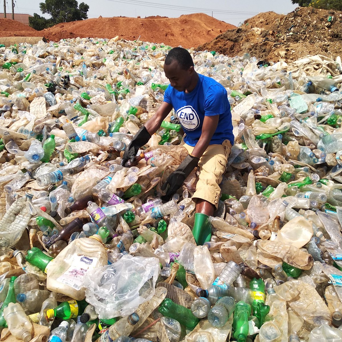 SadrachNirere's tweet photo. We must question the amount of plastic being produced.
In Uganda, @CocaCola through @Cocacolauganda produces;
24,000 plastic bottles per hour.
576,000 per day.
4,000,000 per week.
Even their own recycling system can not cope with this level of production. #EndPlasticPollution https://t.co/eotIC5nFOu