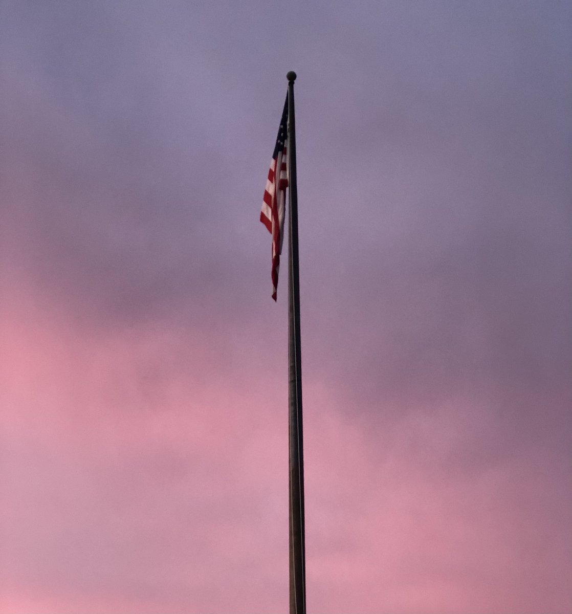 michaelrowe's tweet photo. Good morning Philadelphia! Beautiful sky this morning. #phillyrunning https://t.co/JwNByeigcy