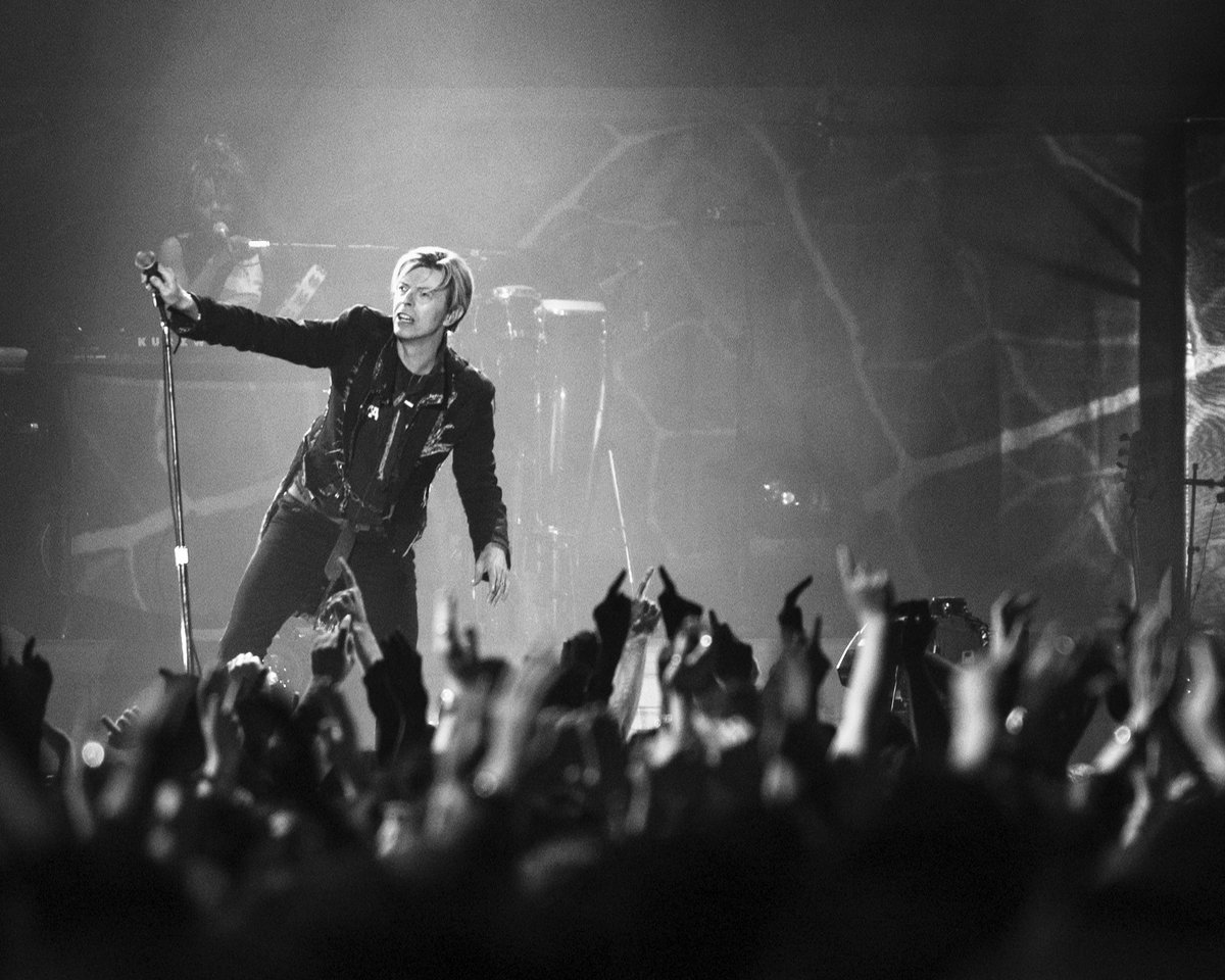 leofollieri's tweet photo. Due cover "inedite", un concerto tributo con tanti ospiti e "Lazarus" in streaming, un nuovo documentario e un account TikTok ufficiale: tante le iniziative per ricordare #DavidBowie a 74 anni dalla sua nascita e a quasi cinque dalla sua scomparsa ★
https://t.co/Zy8ZPLKrfB https://t.co/BkFiRYYy77