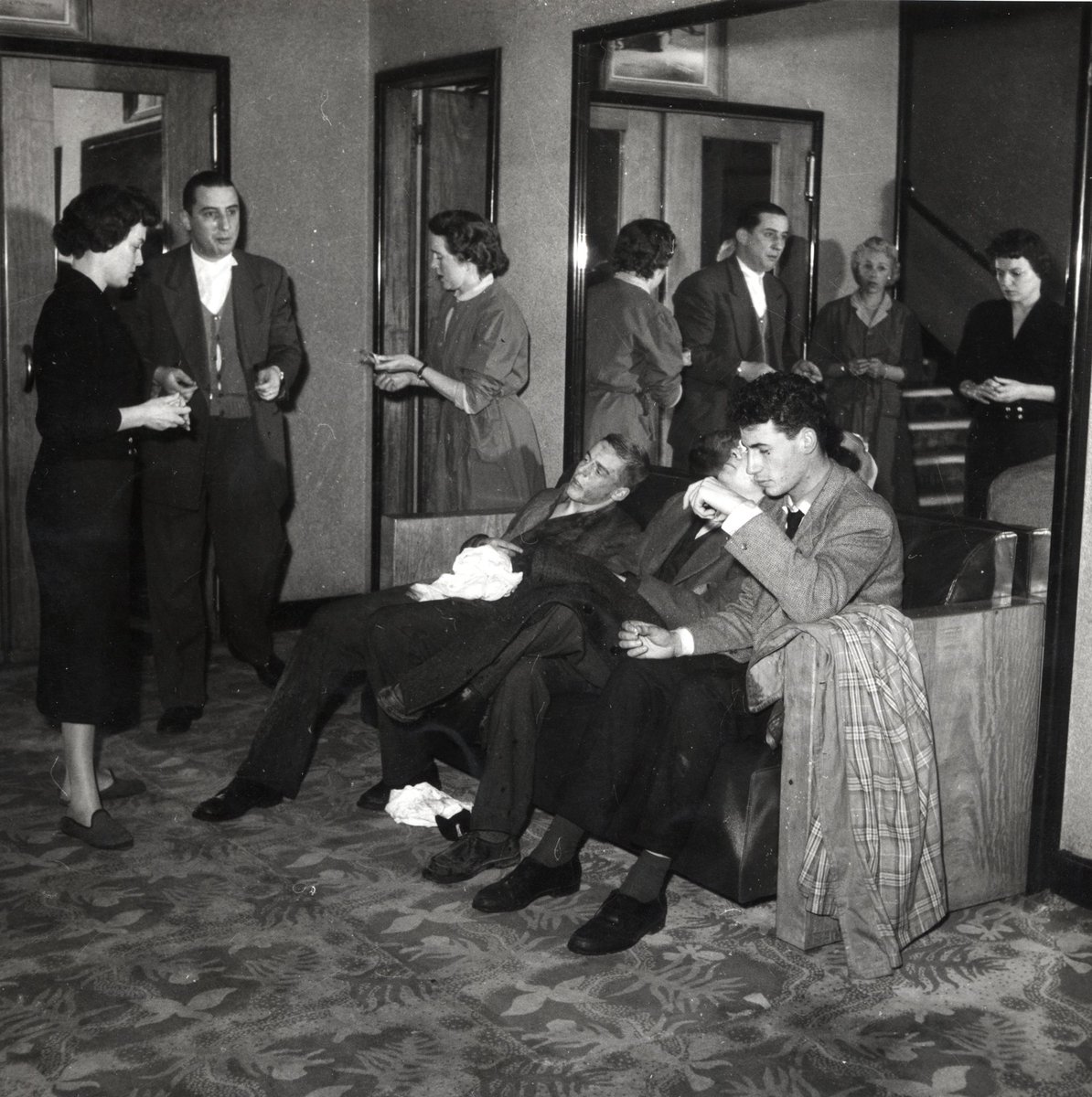 RexStudiosParis's tweet photo. En 1956 ont eu lieu des manifestations devant le journal l'humanité qui était situé au 6 boulevard poissonnière. 

Il s’agissait de manifestations en représailles contre le régime communiste en Hongrie, beaucoup de blessés ont été soignés au #Rex par des spectateurs médecins. https://t.co/L7FdjCbWdB