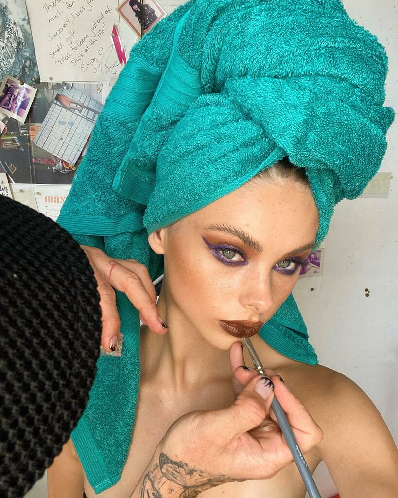 MEIKA 👽 on Twitter: "I’ll be ready in five minutes. https://t.co ...