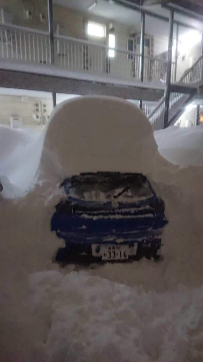 雪国の民は雪見だいふくに乗ってるのか 大雪に埋もれてしまったクルマのシルエットに驚くみなさんの反応 Togetter