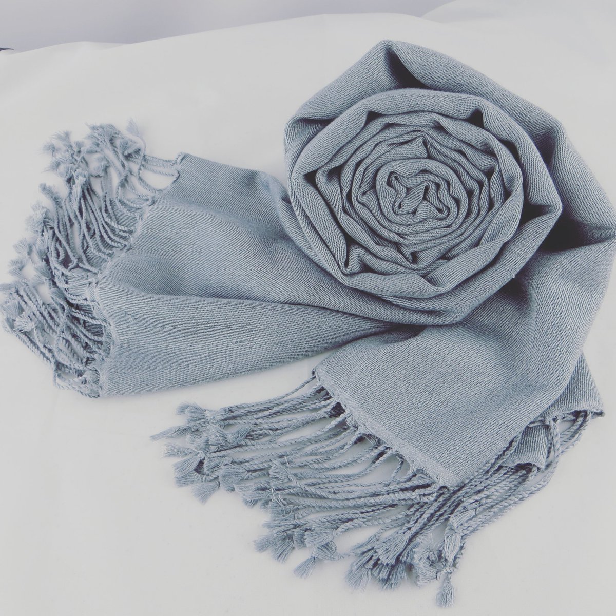 PashminaUSA's tweet image. When in doubt about what color to wear, it’s Silver Grey all the way, every day!

#silver #silvergrey #silvergray #grey #gray #pashmina #pashminawrap #wrap #shawl #scarf #pashminasilk #silk #neutralcolors #neutralstyle #fashionaccessories #thepashminastore #PashminaUSA