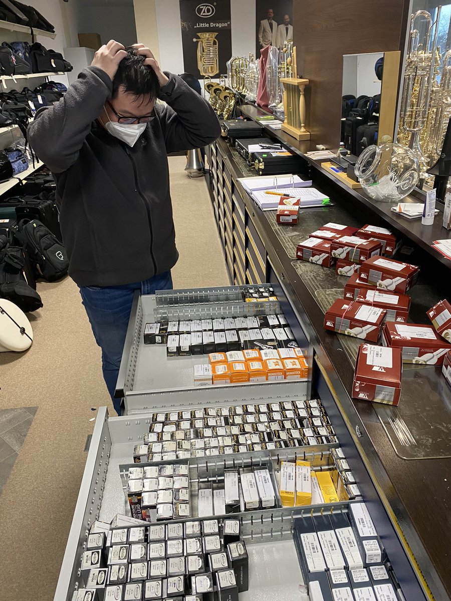 Mundstücke.....und noch mehr....Mundstücke. Wir nutzen die Zeit des Lockdowns unter anderem für unsere alljährliche Inventur. Ein beliebtes Highlight dieser Zählorgie sind unsere Mundstücke. #fmbgütersloh👍 #inventur #blasinstrument #blasorchester