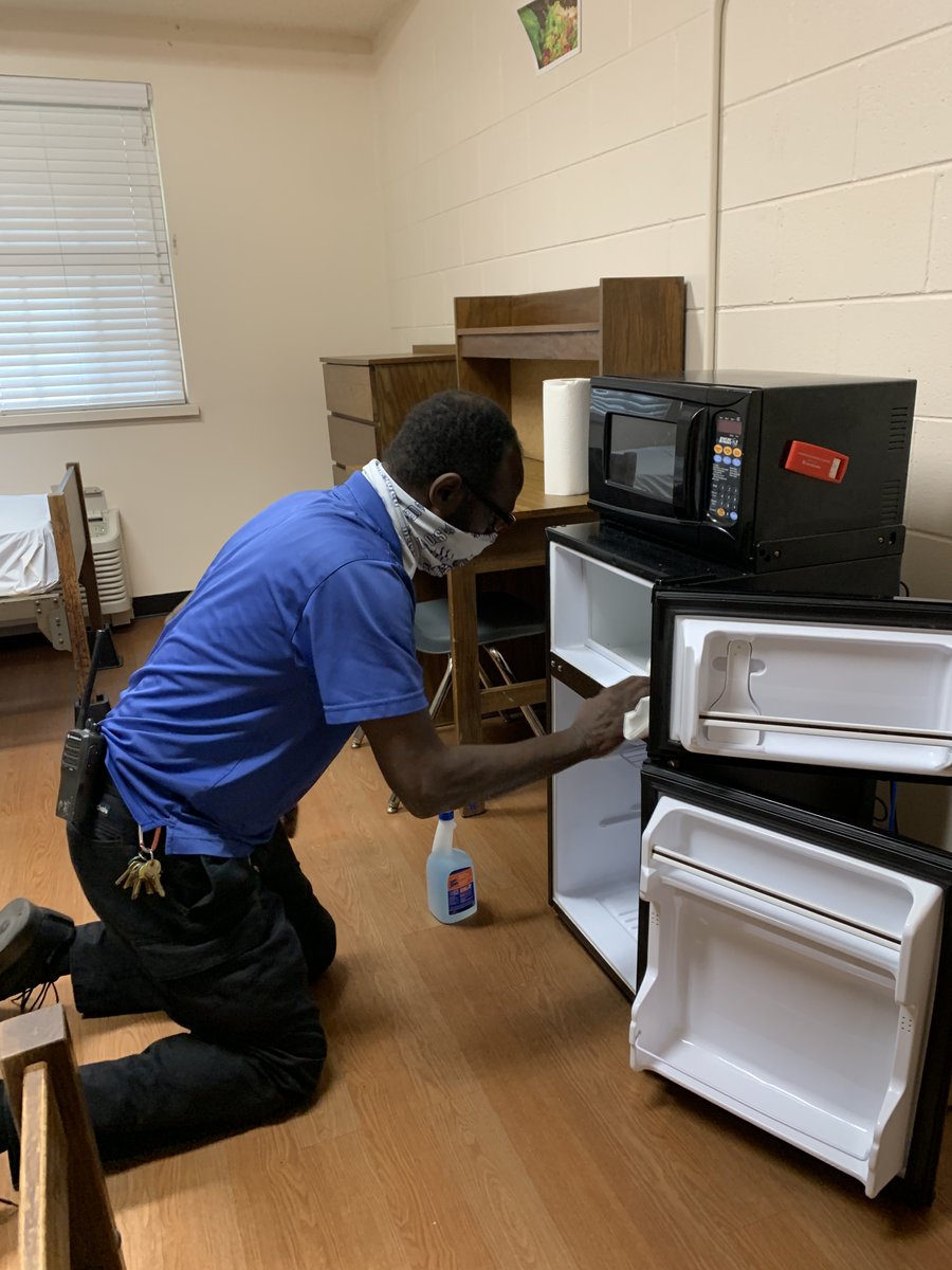JosephGJoyner's tweet photo. As our students return to campus over the weekend, I want to extend a special thank you to our incredible staff for preparing the campus these last few days. These #FlaglerFamily members have been crucial in keeping our community safe. Thank you! https://t.co/qffiolJnBg