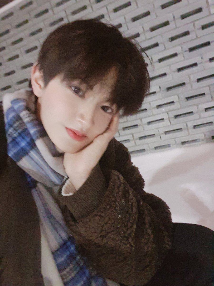 BAE173_member's tweet photo. [#빛]
올해 첫 팬싸 오신 새하얀 눈님
#BAE173 #비에이이173
#BIT https://t.co/Di3VH75Omy
