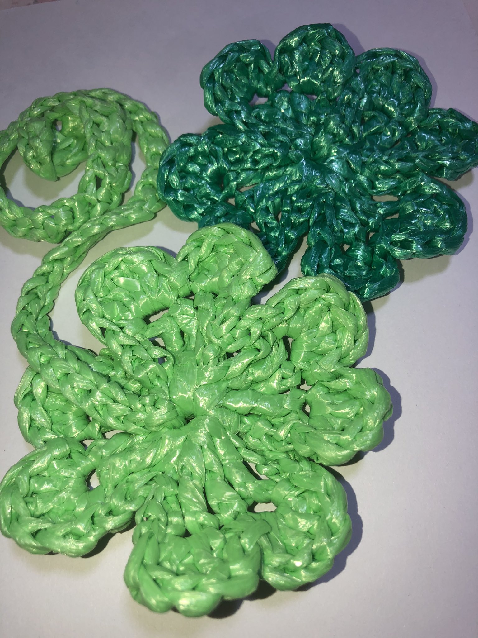 ミルメイク ドラマを見てて 四つ葉のシロツメ草 作りたくなった 下手っクソだけど 前に作った 北欧風の花も添えて 四つ葉のクローバーに 願いを込める ビニールテープも 手を加えたら なんにだってなれる 可能星は無限大 いじけた思考を砕け 新しい 欲しい