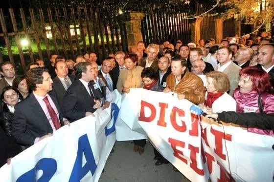 PabloAranguena's tweet photo. El Sr. @FeijooGalicia compara el asalto al Capitolio con “Rodea el Congreso” pero se parece más a cuando los alcaldes del @ppdegalicia intentaron asaltar el Parlamento de Galicia tras ser elegido Touriño y, al no conseguirlo, se manifestaron en la puerta encabezados por él mismo. https://t.co/zHgYgAnRGG