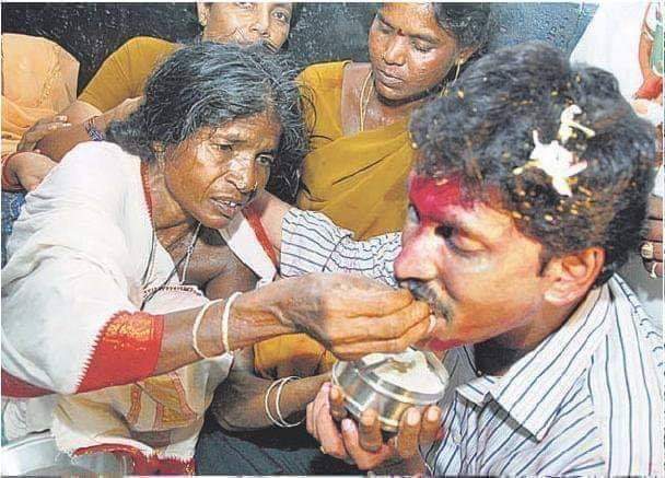 జగన్ అన్న!!*2009 ముందు వైఎస్సార్ ముద్దల కుమారుడు జగన్ మోహన్ రెడ్డి*2009 లో 2,00,000 మెజార్టీ తో ఎంపీ* వైఎస్సార్ మరణం - జగన్ అన్నే మనకి ఓదార్పు తో తోడయ్యాడు* సీనియర్ కాంగ్రెస్ లీడర్ + పచ్చ పార్టీ కుళ్లిపోయి కక్ష కట్టారు.* 2010 లో కాంగ్రెస్ పార్టీ కి రాజీనామా