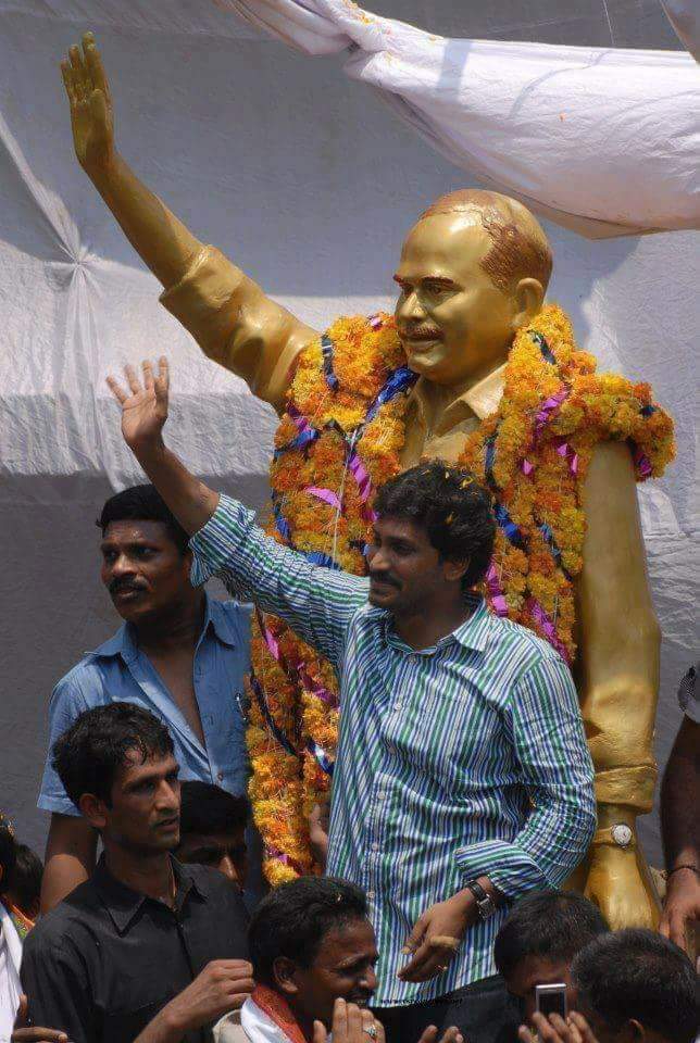 జగన్ అన్న!!*2009 ముందు వైఎస్సార్ ముద్దల కుమారుడు జగన్ మోహన్ రెడ్డి*2009 లో 2,00,000 మెజార్టీ తో ఎంపీ* వైఎస్సార్ మరణం - జగన్ అన్నే మనకి ఓదార్పు తో తోడయ్యాడు* సీనియర్ కాంగ్రెస్ లీడర్ + పచ్చ పార్టీ కుళ్లిపోయి కక్ష కట్టారు.* 2010 లో కాంగ్రెస్ పార్టీ కి రాజీనామా