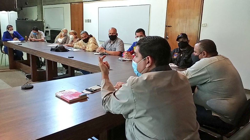 Liceidy_Rivas's tweet photo. #8Ene El estado Mayor para la Salud en #Mérida sostiene reunión de trabajo con el protector @JEHYSONGUZMAN para tomar decisiones sobre la atención que se está garantizando al pueblo en materia de #Covid_19 asimismo sobre los protocolos aplicar de acuerdo al método 7+7 https://t.co/BiMqVsLsCr