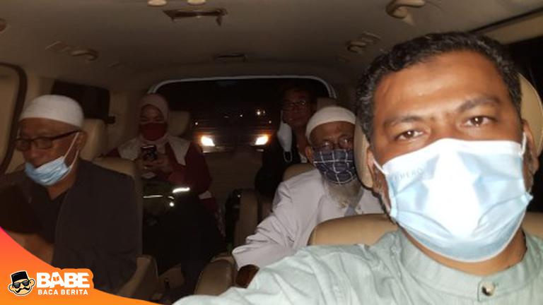 BacaDiBaBe's tweet image. Begini Kondisi Abu Bakar Ba'asyir saat Bebas dan Menuju Ngruki via Jalur Darat #AbuBakarAshShiddiq #AbuBakarBaasyir #AlMumin #GunungSindurBogor #TNKB share.babe.news/s/ymUkewYQvR