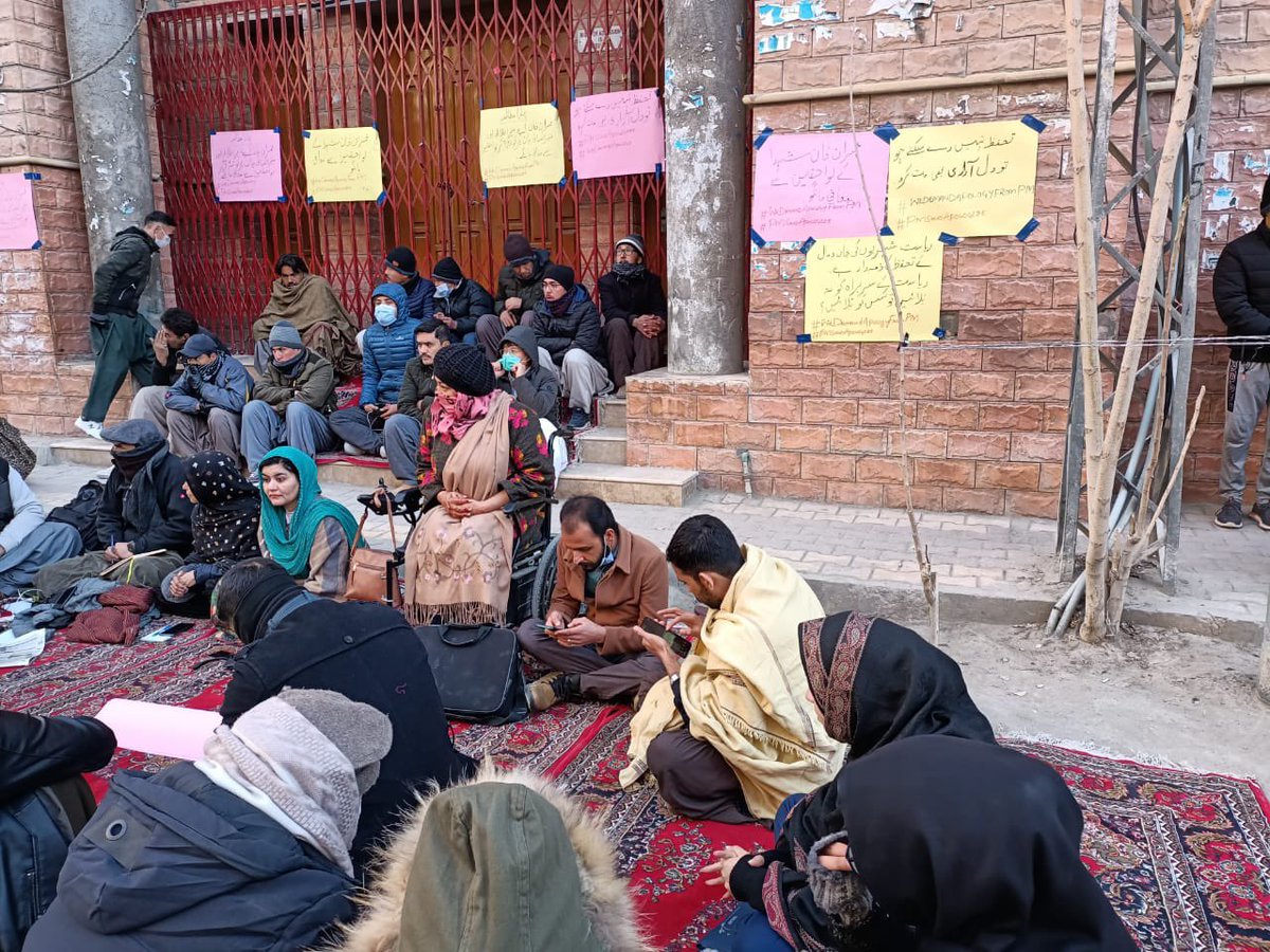 yakjehti_mahaz's tweet photo. Today we join our Hazara brothers on a hunger strike as a symbol of solidarity against the insensitive remarks of PM.
Struggle against oppression &amp; injustice is irrespective of any sect, and staying neutral in these times is siding with the culprits.

#کچھ_تو_شرم_کرو_عمران_خان https://t.co/UzjKgsGHSf