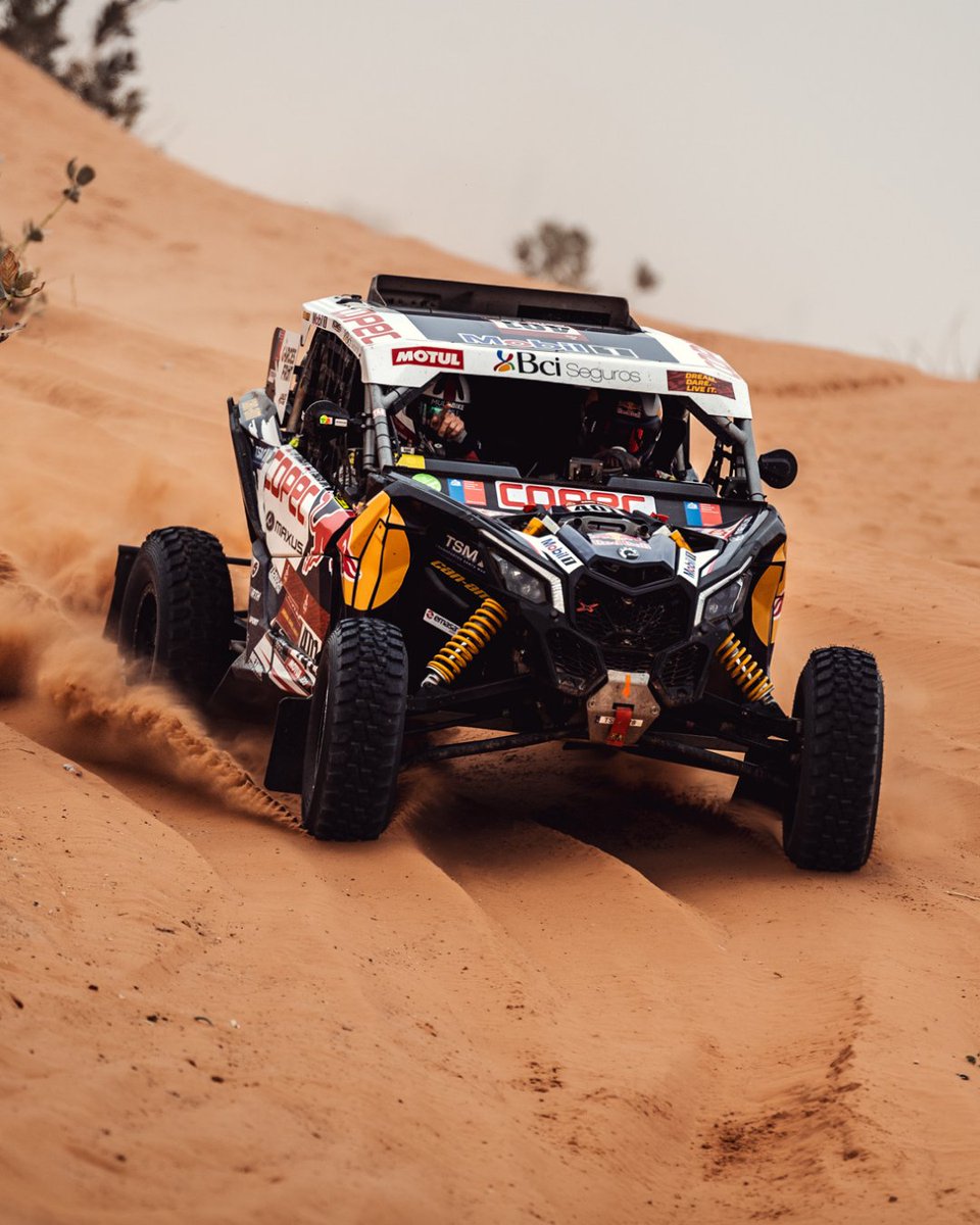 La batalla por conquistar el #DakarRally continua, @franciscochalecolopez y @jplatrach dejan todo en la arena para colocarse en la primera posición al cierre de la etapa 5. ¡Vamos con todo!👊🏼 #Dakar2021 #ViveTodoTerreno