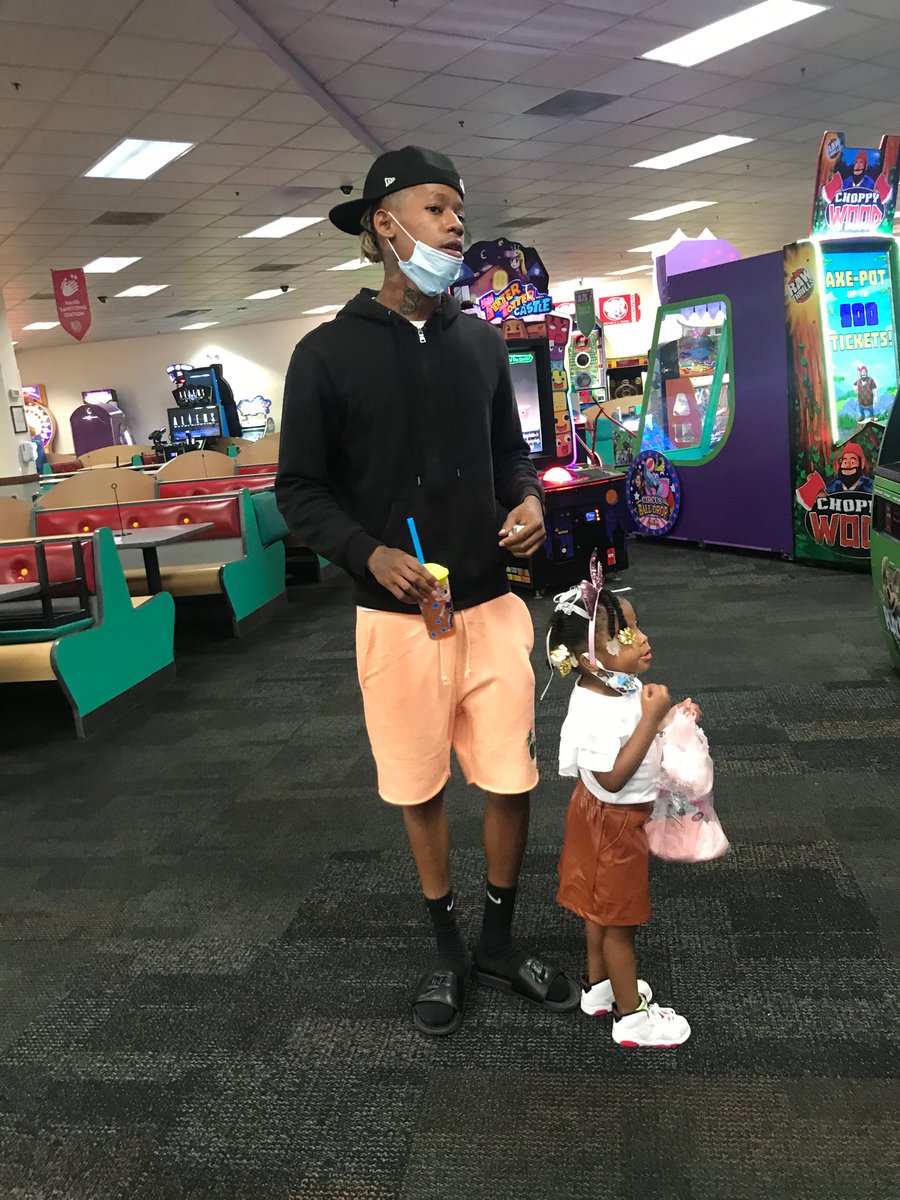 Free_Swagg_'s tweet photo. mini me 💚🧸🎈 https://t.co/XNBbFiuK0I