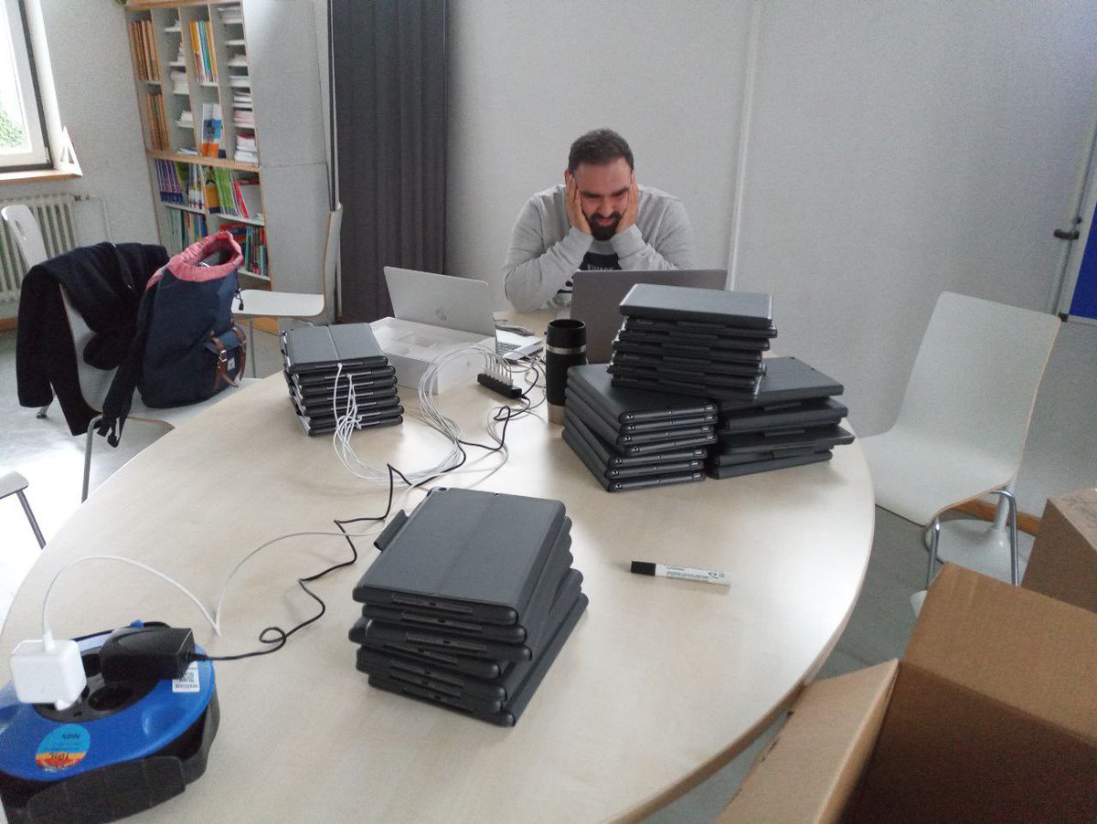 MAlpoguz's tweet image. Kurz vor knapp sind nochmal ein paar iPads reingekommen, die bis Montag eingerichtet werden dürfen... wem im #twlz geht es noch so? 

#kurzaufknapp 
#goodbyeweekend