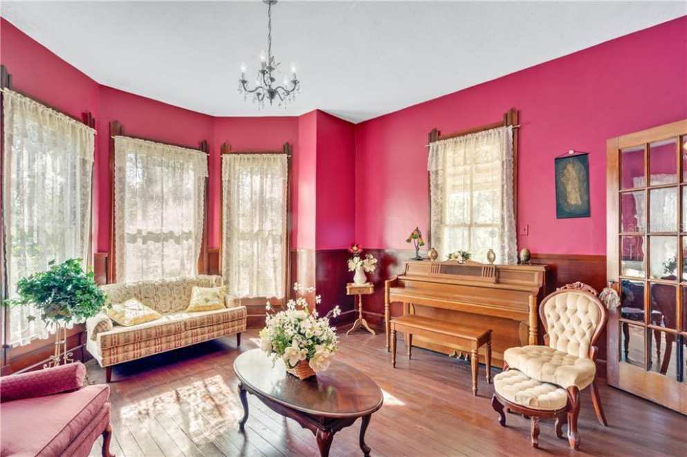 evergreenqveen's tweet photo. Something I like to do is look up old homes for sale and use shots of the rooms to inspire environment compositions ✨ https://t.co/5PcEOTuOL0