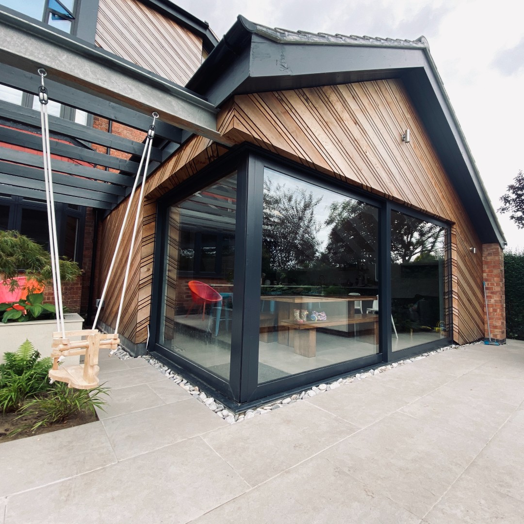 Throwback to one of our favourite installations, an aluminium corner less patio door in anthracite grey. Installed in West Bridgford, Nottingham. 

#Nottingham #aluminium #modern #house #renovations #home #westbridgford #7016 #anthracite #grey