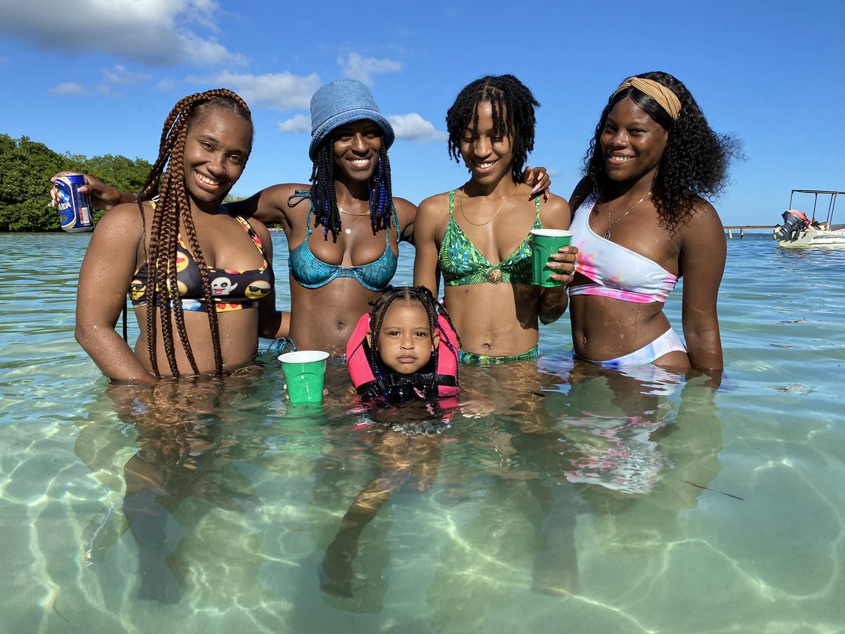 RoatansFinest's tweet image. She did not have to outdo us like this