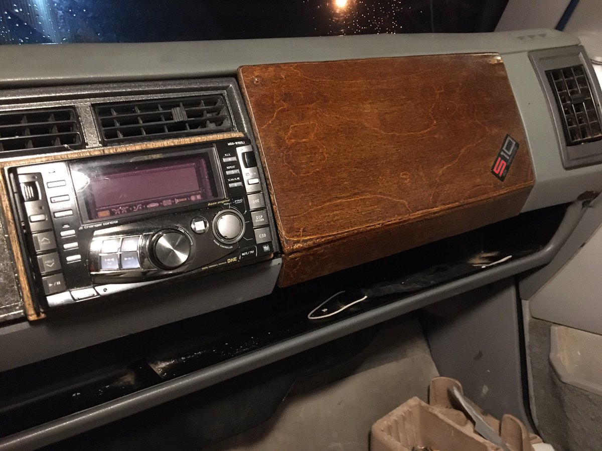huslinhusker405's tweet photo. Finished my Handbuilt. #Birchwoodglovebox with original Logo/Cupholder/Hinges for my #s10 Came out nice @aka_SmoothRedd @MichiganLance @damonbenning @DelltheDude @Vrz51 Day by Day the skill level improves . #RachetLifeCustoms #Staytuned π€©πππ₯π₯π₯π€«βπΏβπΏπ€·πΎββοΈ https://t.co/vcH2Xqzxyr