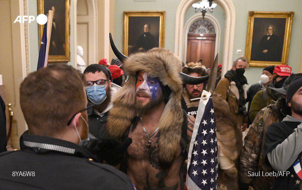 У Америци полиција пуца ако им се учини да неко приликом хапшења није подигао руке довољно у вис, али Конгрес, то је сасвим нормално да се прошетају испозирају, махну и слично. Ма није ваљда? Да ли су то Трампове присталице?  https://www.businessinsider.in/politics/world/news/trump-supporters-falsely-claim-a-far-right-activist-at-the-us-capitol-is-actually-a-member-of-antifa/articleshow/80148153.cms