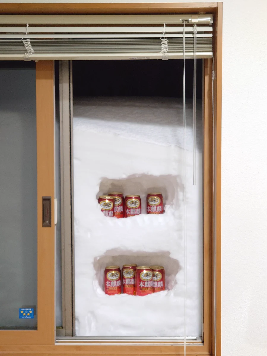 窓の外に雪が積もっているので？天然の冷蔵庫を作成www