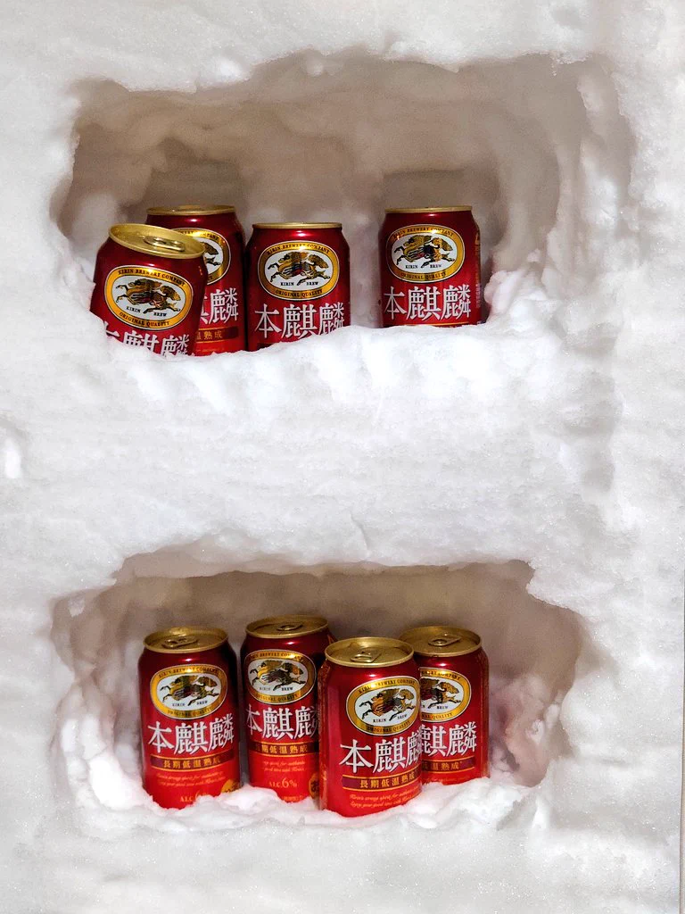 窓の外に雪が積もっているので？天然の冷蔵庫を作成www