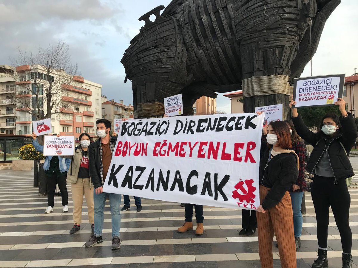 Çanakkale Boğaziçi'nin yanında!

"Üniversite kapısına vurulan kelepçenin utancını eşitlik ve özgürlük mücadelemizle temizleyeceğiz."

#BoğaziçiDireyor