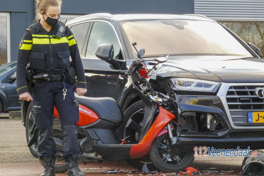 Scooter boort zich in zijkant van auto op de Wageningselaan in #Veenendaal. 112Veenendaal.