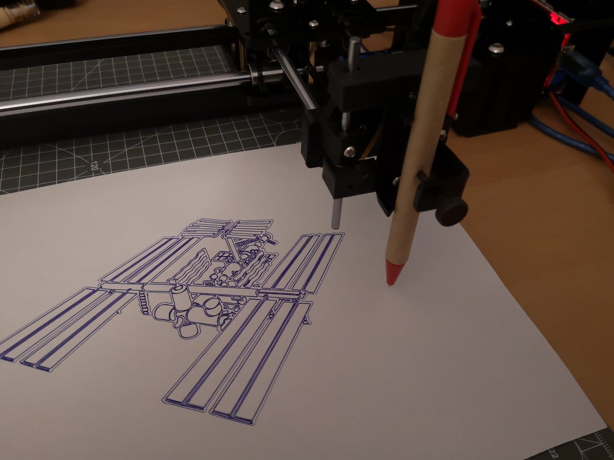 FabLabMuc's tweet photo. er läuft! #plotter #stiftplotter #arduino #schrittmotor #servo https://t.co/Ny5qmHDJ3B