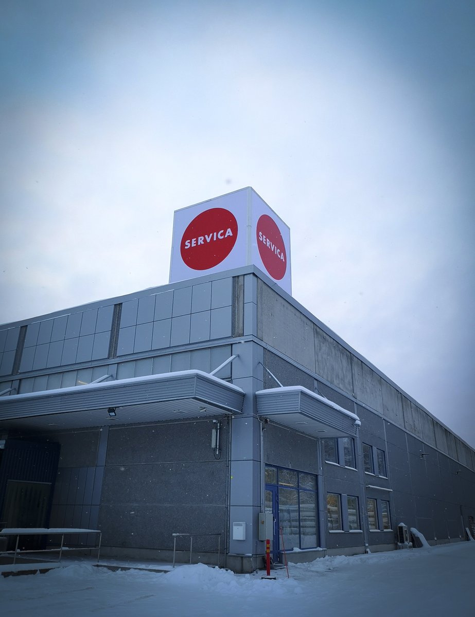 Servica01's tweet photo. Servica on tullut tutuksi punaisesta väristään ja pallon muotoisesta logostaan jo yhdeksän vuoden ajan. Uudistettu ja kirkkaampi versio pääsi nyt komeilemaan Leväsentien kattokuutioon. Edelleen tunnistaa servicalaiseksi, eikös? 🤩😊 https://t.co/UrBkoDrsja