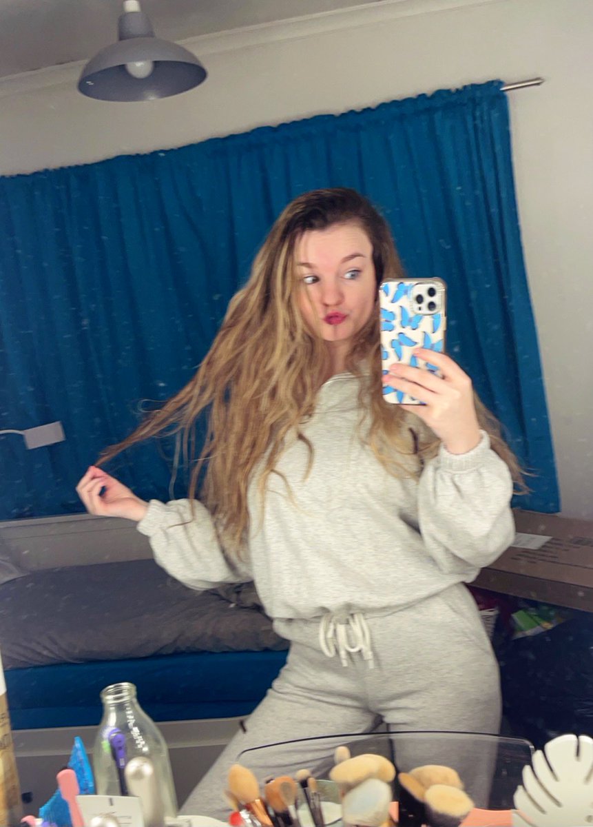 IM_AGORAPHOBIC's tweet photo. messy hair and messy room for Fonky Monky Friday thanks for quite literally saving my life @Corpse_Husband 😈💥💜 #funkymonkyfriday #fonkymonkeyfriday #corpsehusband #corpse_husband #corpse #alwaysherecorpse #FonkyMonkyFriday #FaceReveal https://t.co/xTIhVqFT5p