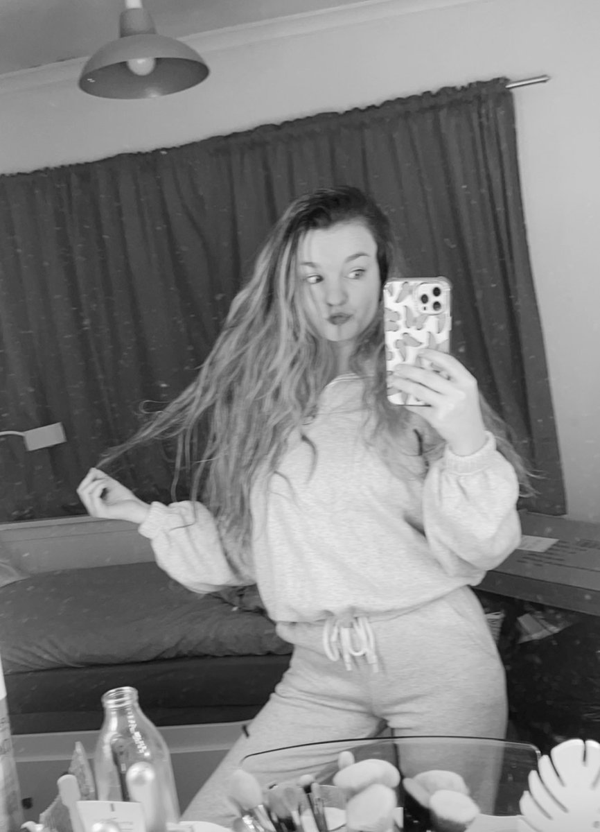 IM_AGORAPHOBIC's tweet photo. messy hair and messy room for Fonky Monky Friday thanks for quite literally saving my life @Corpse_Husband 😈💥💜 #funkymonkyfriday #fonkymonkeyfriday #corpsehusband #corpse_husband #corpse #alwaysherecorpse #FonkyMonkyFriday #FaceReveal https://t.co/xTIhVqFT5p