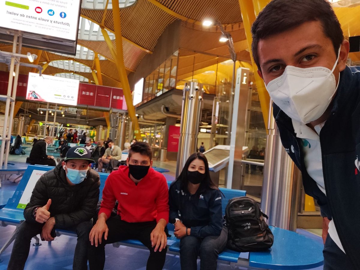 Telefonica_Col's tweet image. La 'legión colombiana' del @Movistar_Team: ya se encuentra en Madrid, rumbo a la concentración del equipo en Almería.
Desde @MovistarCo les enviamos nuestros mejores deseos para la temporada que se viene: @SupermanlopezN, Einer Rubio, @paulapb291 y @AlbaJuan97 🚴‍♂️🇨🇴
#RodamosJuntos