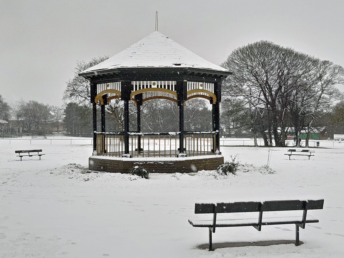 juliegamble64's tweet photo. My local park today, snowing in Yorkshire https://t.co/KgjaryqU5I