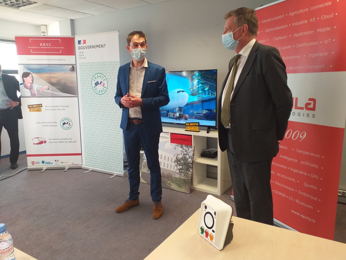 Prefet64's tweet photo. [#PlanDeRelance|#TechForGood ]🇨🇵
Eric Spitz, @Prefet64,  à @Bidart64 avec M. le Maire, pour #AguilaTechnologies, lauréate de l'AAP #FranceRelance, et son CEO Hubert Fargeot créateur du marteau électronique d'urgence pour briser les vitres des autocars #PrixSécuriteRoutière2020 https://t.co/F5NzxFcEkd