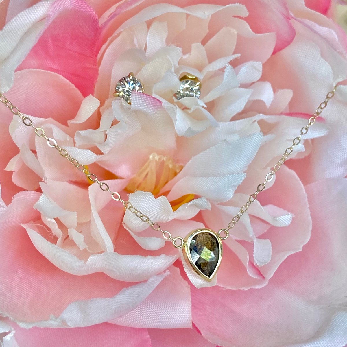 NewGild's tweet photo. Beautiful, sleek, and striking. This ravishing green diamond with facets all over, is encased in warm 18K yellow gold. We paired it with our diamond earrings that are also set in gold to make everything pop. 
​#teamsparkle #newgild https://t.co/89VOCKuCk5