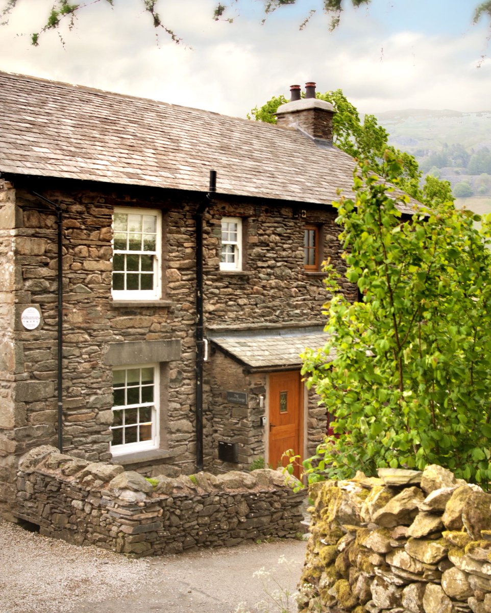 LushCottages's tweet photo. Happy New Year ❤️ 

Why not start the year off on the right foot and book your stay with us at the Curious Orange today! Book your stay here: https://t.co/iWfTJHzygj https://t.co/dfkG2DBlXH