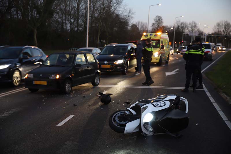 NU ONLINE: Gewonde na kop-staart aanrijding tussen auto en motorscooter Prinses Beatrixlaan Delft..