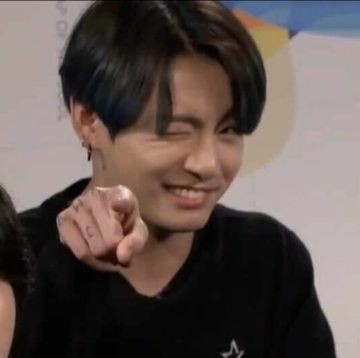 chimggukluv's tweet photo. Jungkook sendo engraçado sem fazer esforço algum; uma thread pra rir https://t.co/fcQMzDU2A6